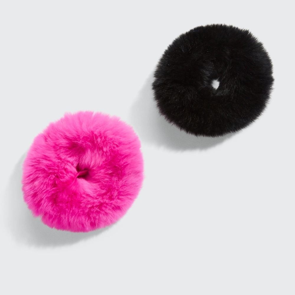 2 furry scrunchies 💓🖤
